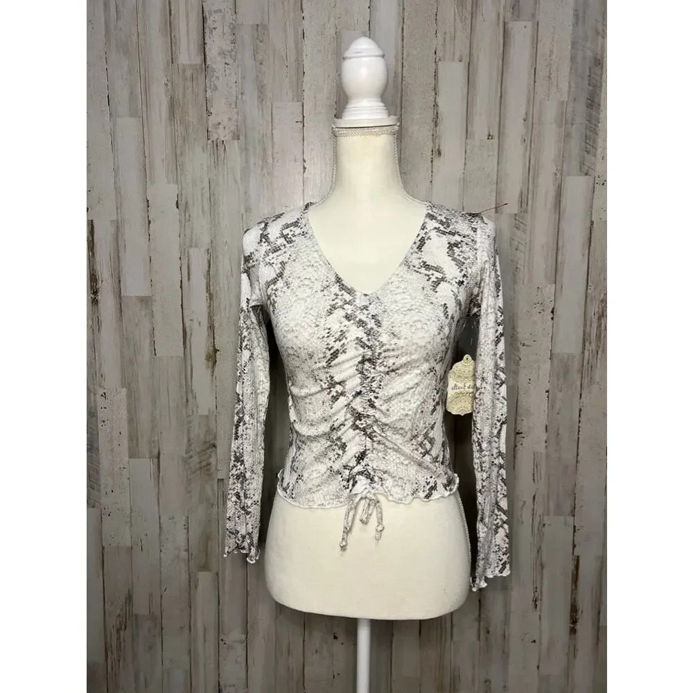 NWT Altar'd State Women's Size‎ Small Snake Skin Print Cropped V-Neck Blouse